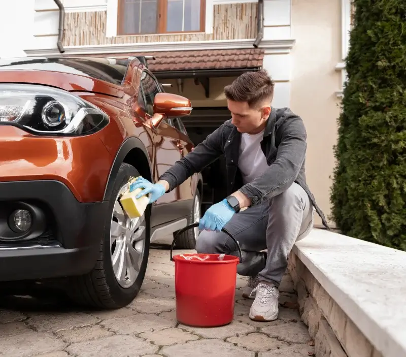 Lavage auto à domicile Lagarde-Hachan : professionnel intervenant sur un véhicule